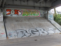 850613 Afbeelding van graffti met verschillende teksten, onder de De Meernbrug aan de oostzijde van het ...